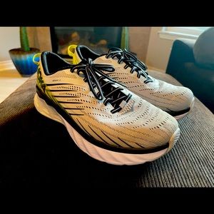 Hoka One One Arahi 4 2E Wide Men’s running shoes